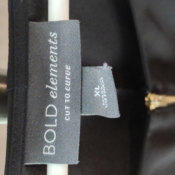 Bold Elements Cut to Curve Blouse - Picture 3 of 4